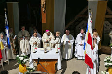 Festgottesdienst zum 1.000 Todestag des Heiligen Heimerads auf dem Hasunger Berg (Foto: Karl-Franz Thiede) Festgottesdienst zum 1.000 Todestag des Heiligen Heimerads auf dem Hasunger Berg (Foto: Karl-Franz Thiede)